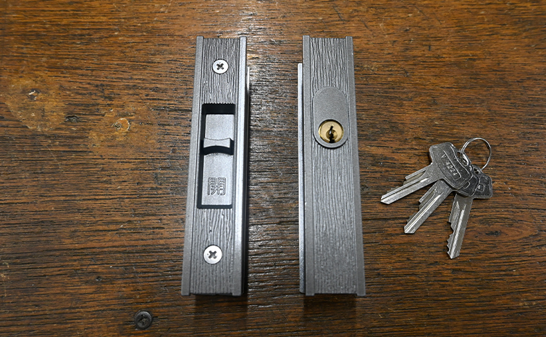 両方向からの開け閉めができる「万能引き戸錠」