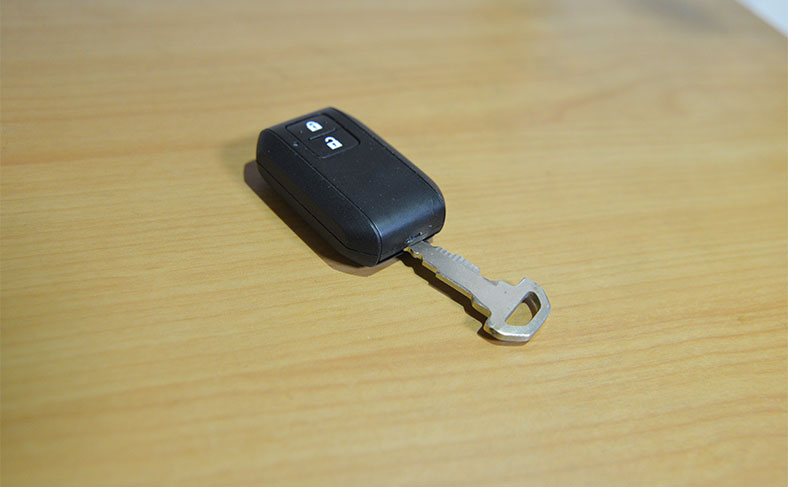 電池切れの時にもこの鍵を使うことで開け閉めすることができます「TAK80」